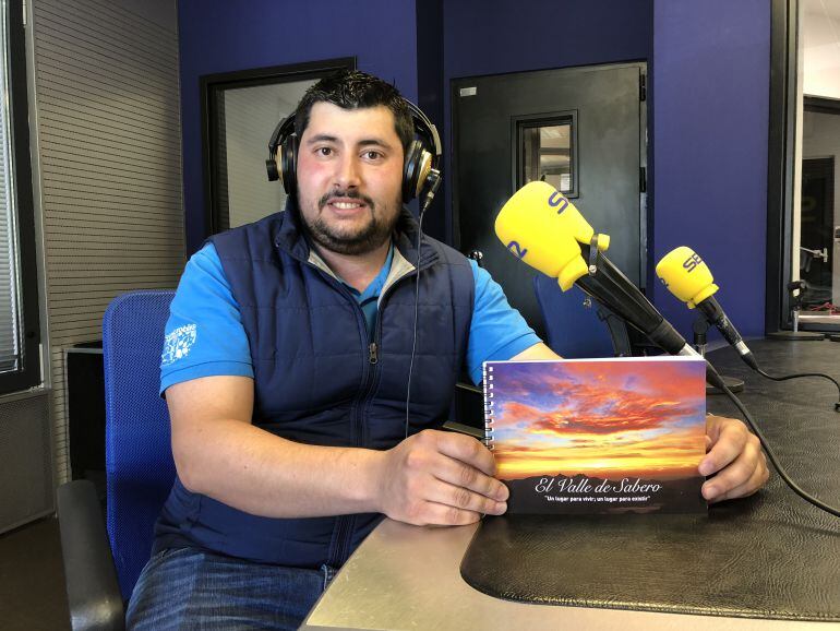 Jose María Escapa posa con su libro &quot;El Valle de Sabero: un lugar para vivir, un lugar para existir&quot;