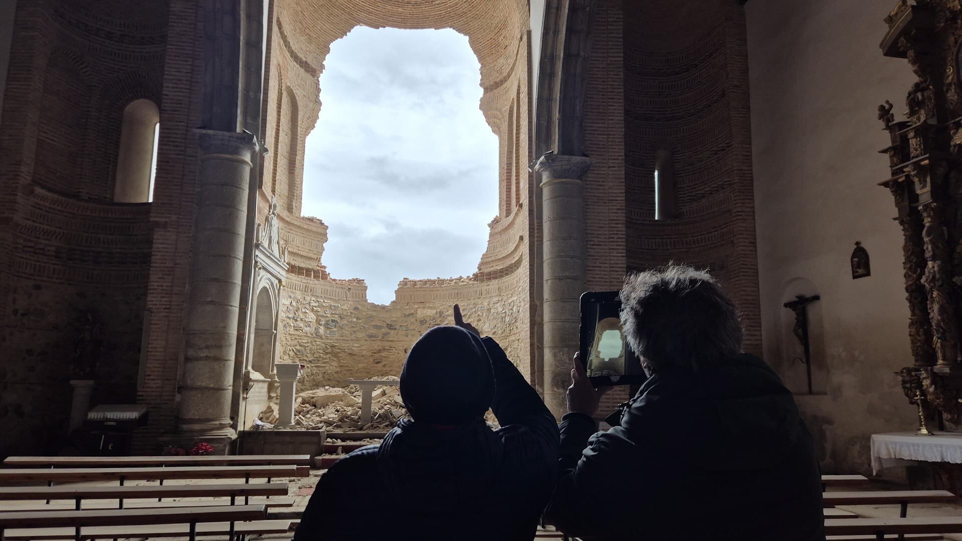 Vista desde el interior de la iglesia del derrumbe del ábside de la iglesia de Muriel de Zapardiel (Valladolid), ocurrida el 12 de enero de 2026.