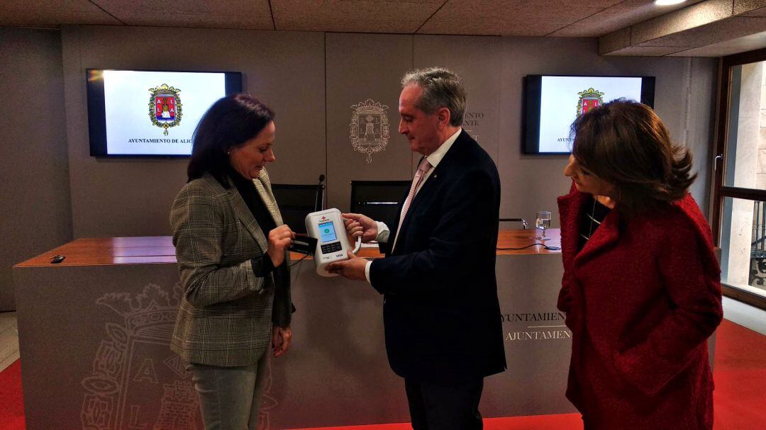 La edil Conejero hace una donación con su tarjeta de crédito