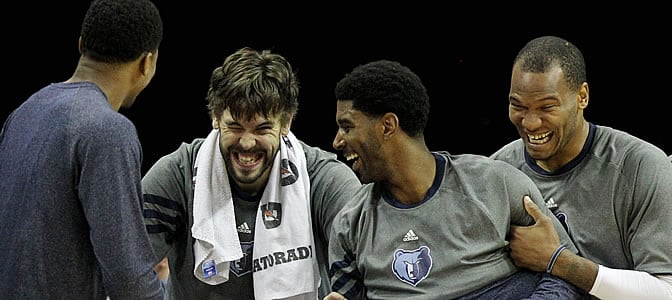 Marc Gasol bromea con sus compañeros