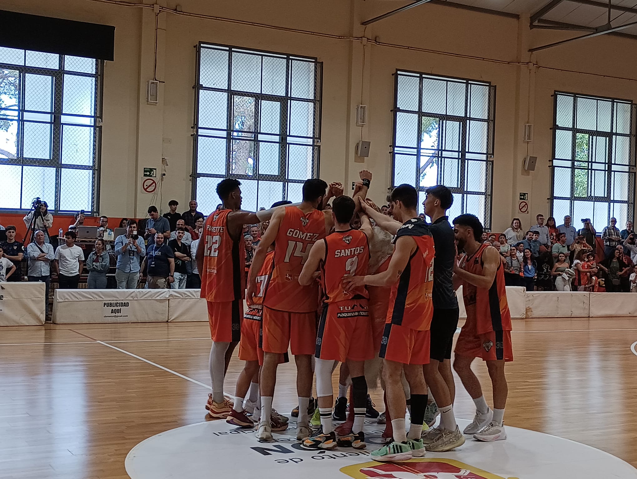 Jugadores del CB Morón celebran el pase a semifinales / Radio Morón