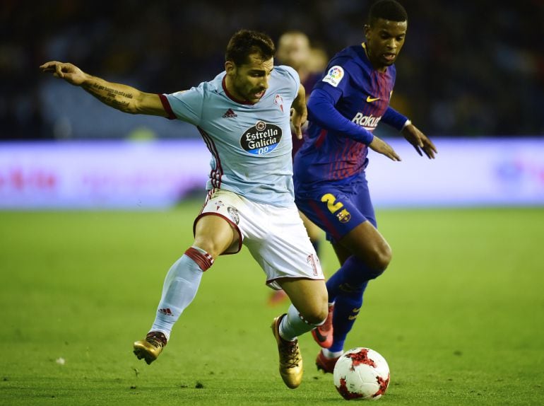 Jonny puja por un balón con el jugador del Barcelona, Semedo