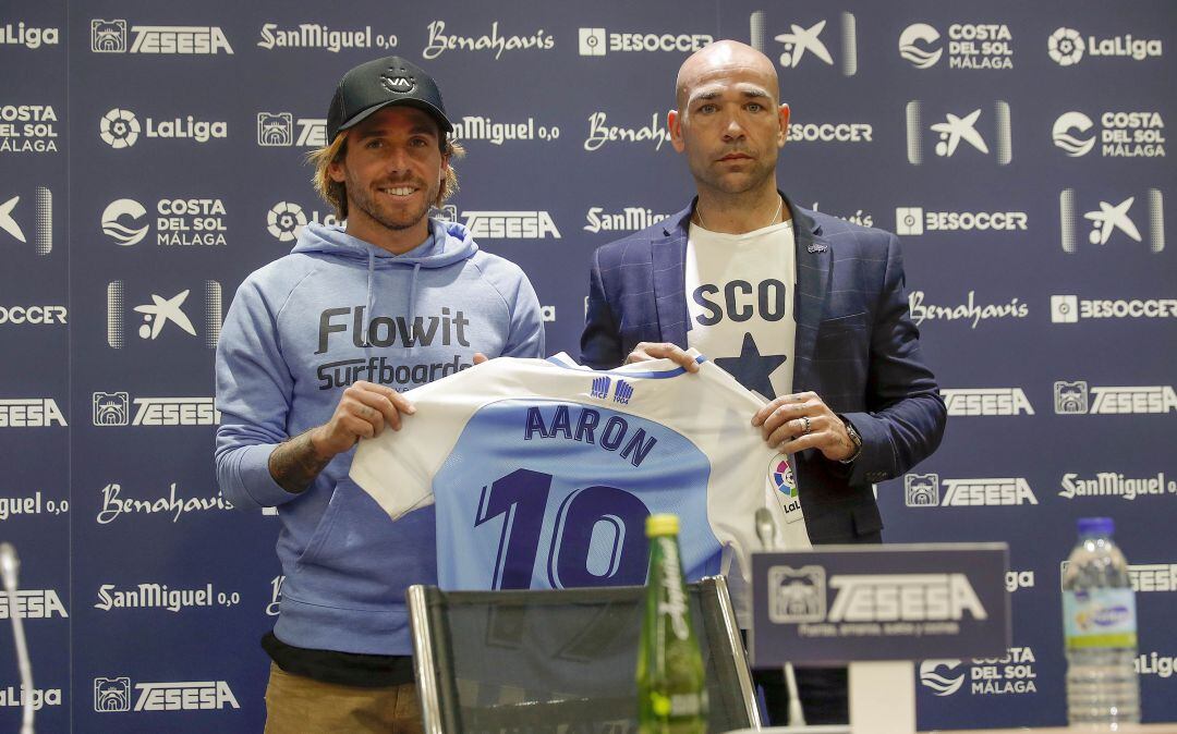 Aarón Ñíguez, posando con la camiseta del Málaga junto al director deportivo Manolo Gaspar