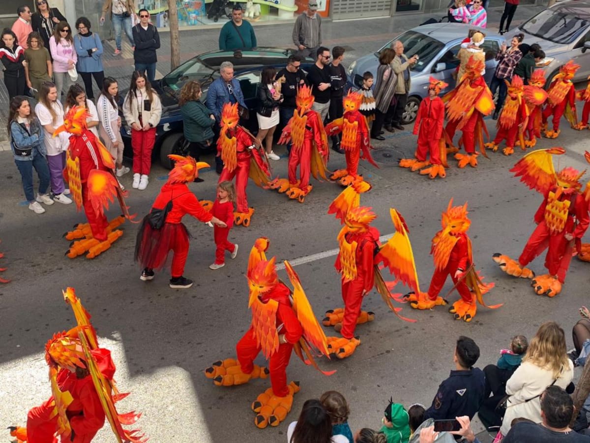 Las calles de Vila, 'inundadas' por los ritmos y el colorido del Carnaval