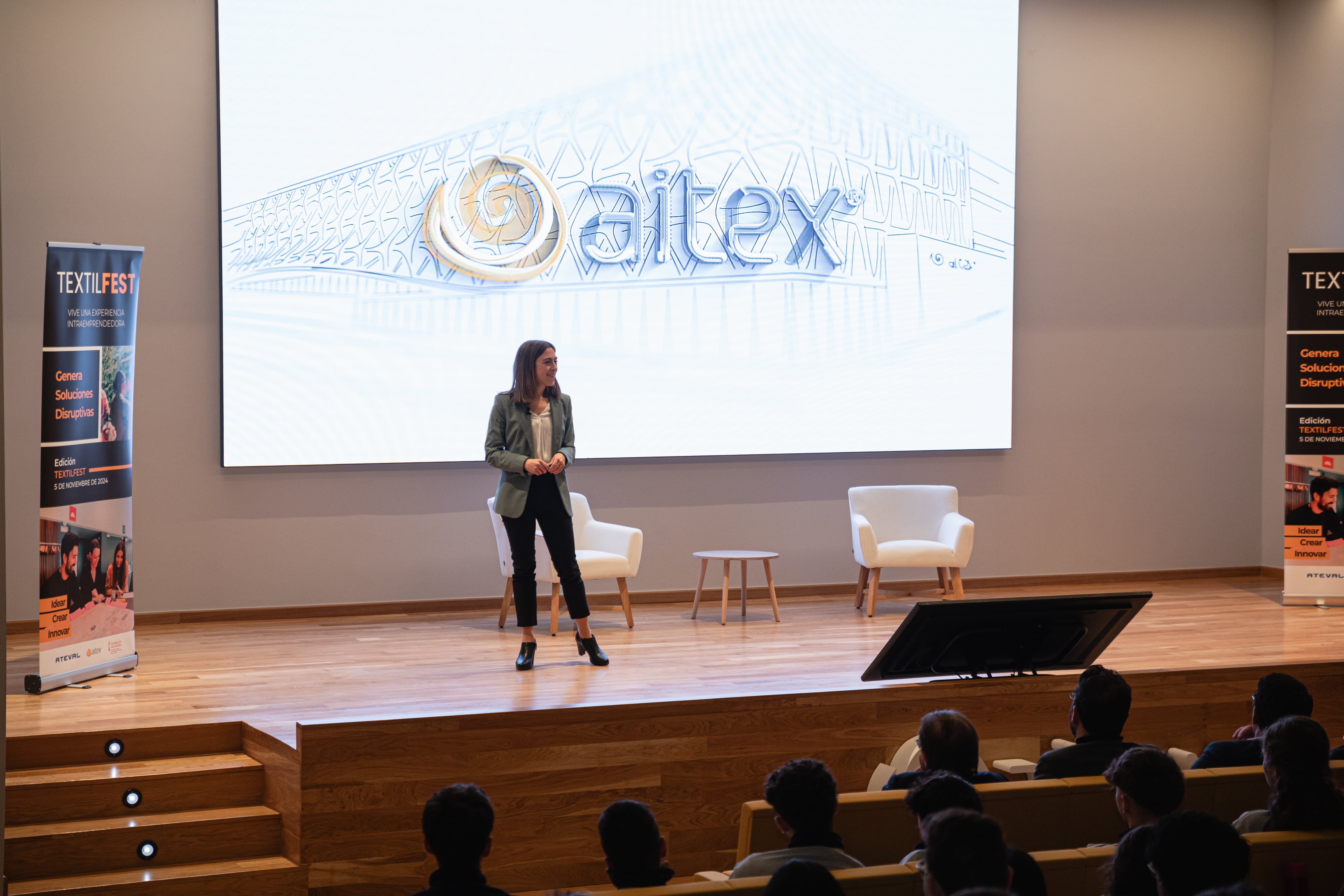 Bea Doménech, responsable del departamento de Institucional de Aitex, ofreciendo una de las charlas en &#039;Textilfest&#039;.