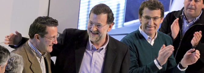 El presidente del PP, Mariano Rajoy, acompañado por el presidente de la Xunta, Alberto Núñez Feijóo, saluda a los candidatos a las alcaldías de las principales ciudades gallegas, entre ellos, Gerardo Conde Roa, candidato a Santiago, y Carlos Negreira, can