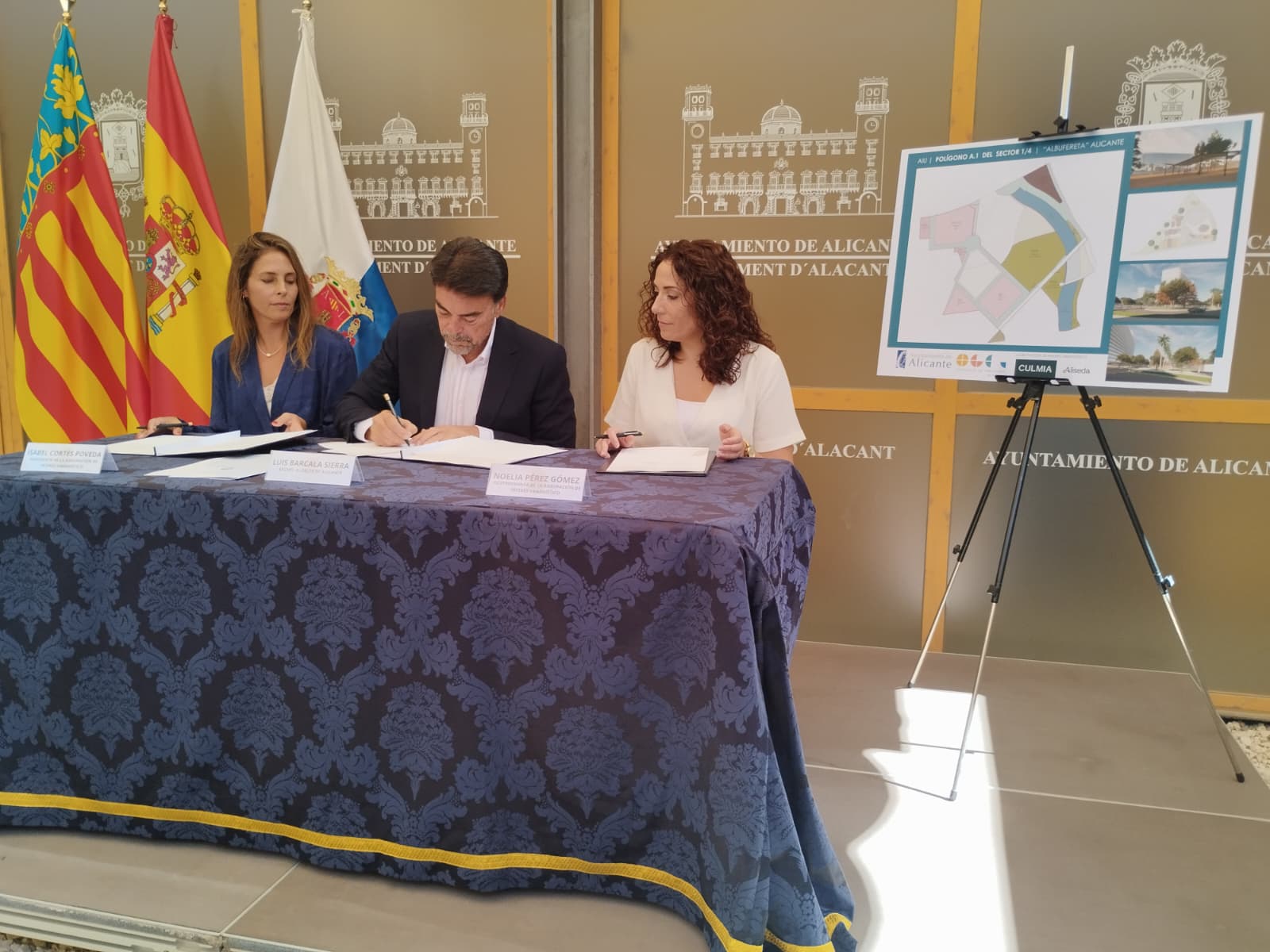 Firma del convenio para la construcción de un millar de viviendas en La Albufereta (Alicante)