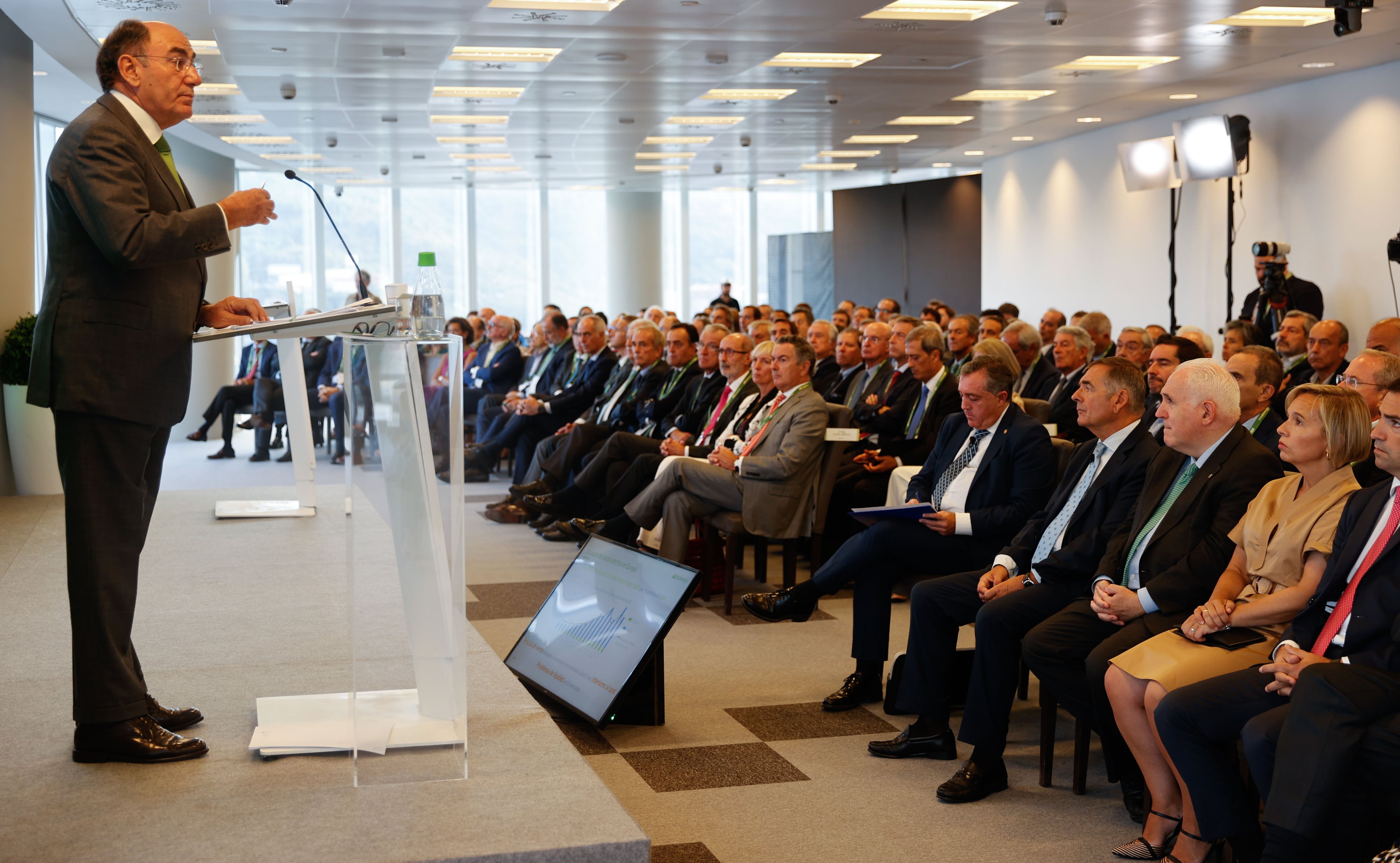 El presidente de Iberdrola, José Ignacio Sánchez Galán (i), durante la conferencia sobre los retos y oportunidades para el sector energético organizada por Deusto Business Alumni ese jueves en Bilbao.