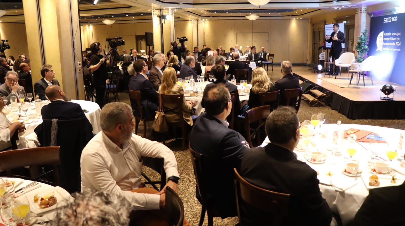 Javier Ruíz comenzaba exponiendo la situación actual de la economía aragonesa ante la atenta mirada de los empresarios de Aragón.