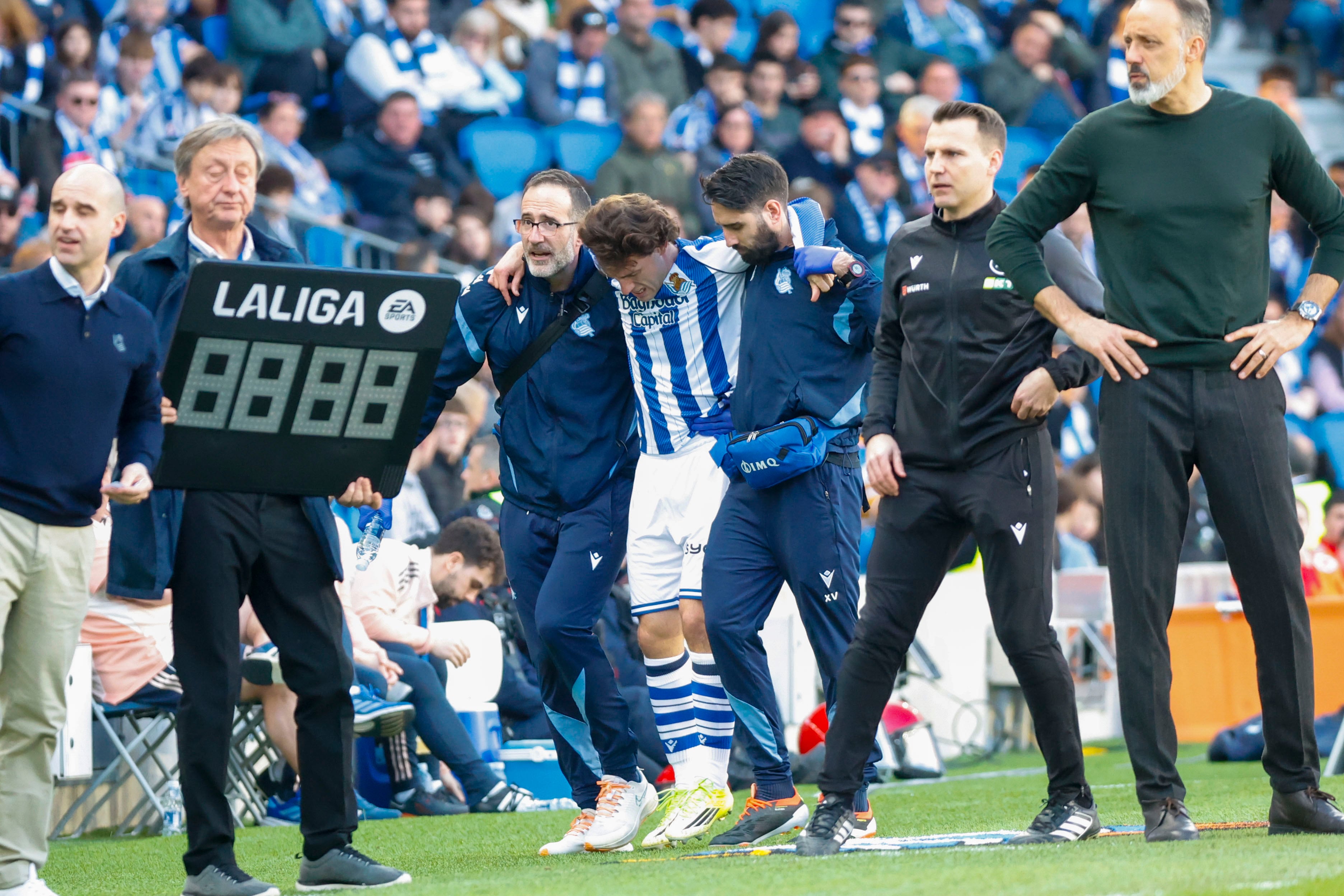 SAN SEBASTIÁN, 21/02/2026.- El defensa de la Real Sociedad Álvaro Odriozola (c) abandona el campo tras lesionarse durante el partido de liga que enfrentó a la Real Sociedad y el Real Oviedo en el estadio Anoeta, este sábado. EFE/Juan Herrero