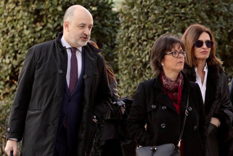 El exvicesecretario del PPCV David Serra (i) y la exgerente de la misma formación Cristina Ibáñez a su llegada a la Audiencia Nacional