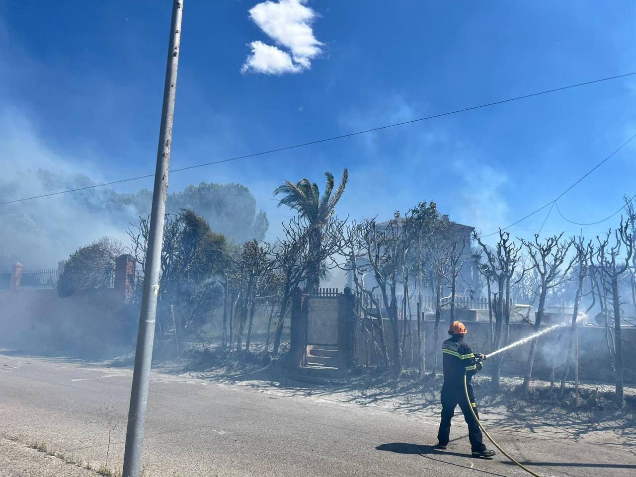 Bomberos en el incendio de la urbanización 'Cerro Alberche' de El Casar de Escalona esta tarde