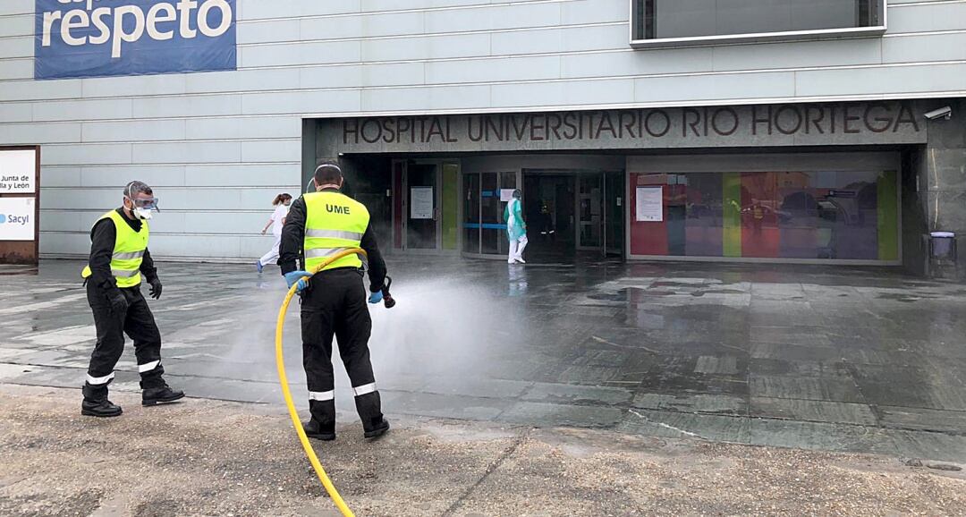 Imagen de archivo. Labores de desinfección en el Hospital Río Hortega de Valladolid