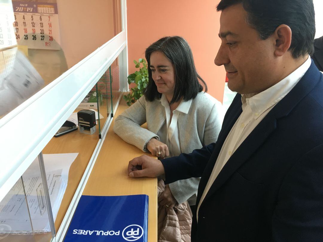 Carlos García, presidente del PP, y Sonsoles Sánchez-Reyes presentan la candidatura ante la Junta Electoral Local