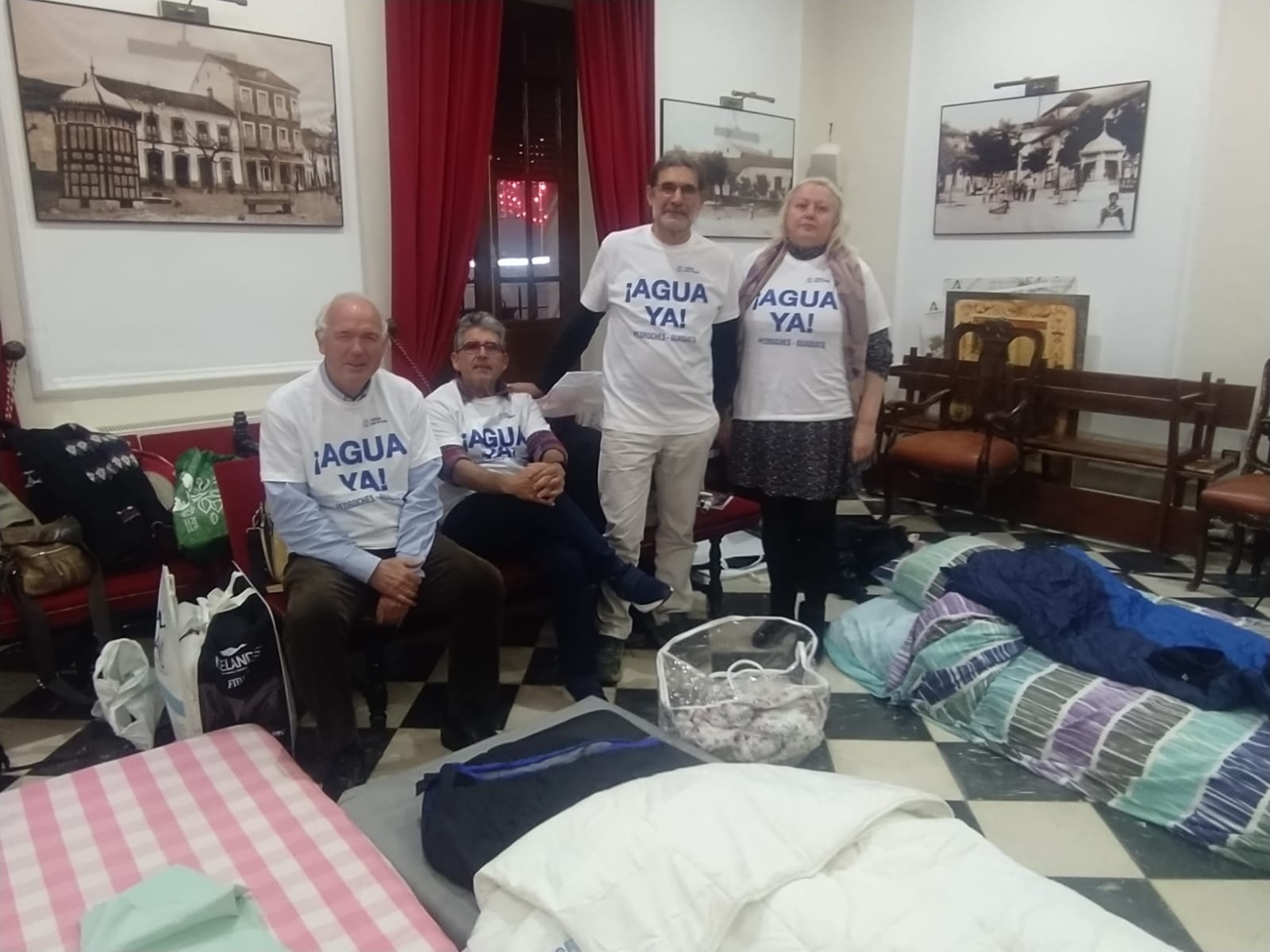 Miembros de la plataforma en huelga de hambre en el Ayuntamiento de Villanueva de Córdoba