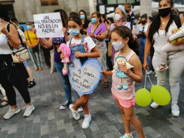 Dos niñas participan en la concentración de esta tarde en Santa Cruz de Tenerife contra la violencia machista.