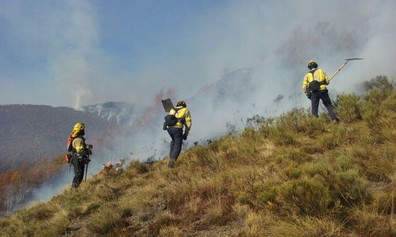 Imatge de com es treballa en l&#039;extinció de l&#039;incendi de La Guingueta