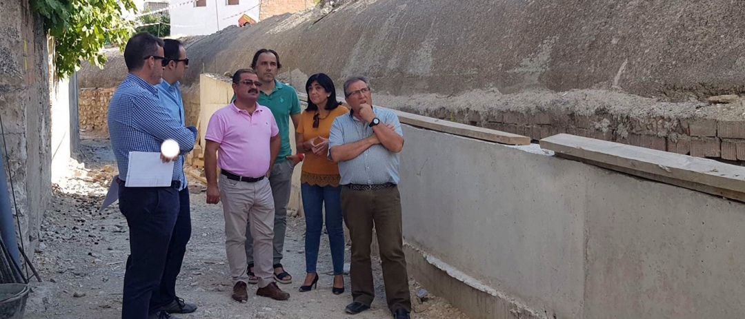 El diputado José Castro, rodeado por representantes municipales del Ayuntamiento de Torredelcampo, entre ellos su alcaldesa Paqui Medina.