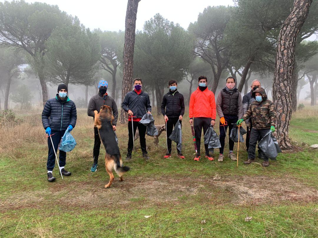 El colectivo &#039;Toreros y Amigos del Pinar de Antequera&#039; participando en la recogida de basura de la iniciativa &#039;ConSERVa!&#039;