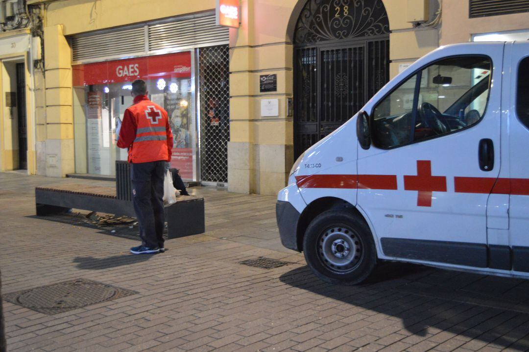 Los voluntarios de Cruz Roja atienden a personas sin hogar