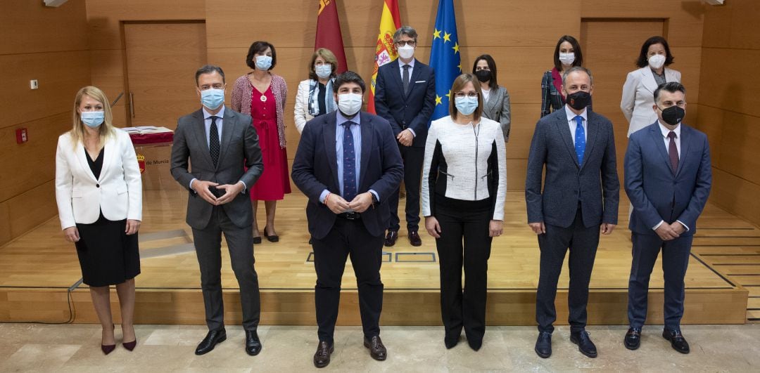 Foto de familia tras la toma de posesión de los nuevos altos cargos