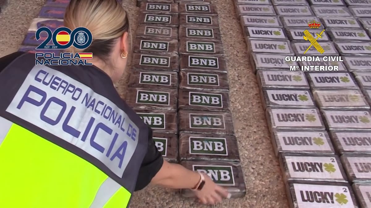 Oculta en sacos de ropa sucia, así ha sido la mayor incautación de cocaína de la historia en un avión de pasajeros español