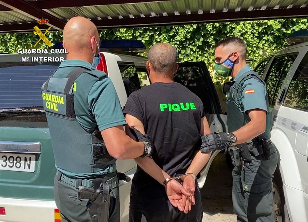 El detenido custodiado por agentes de la Guardia Civil