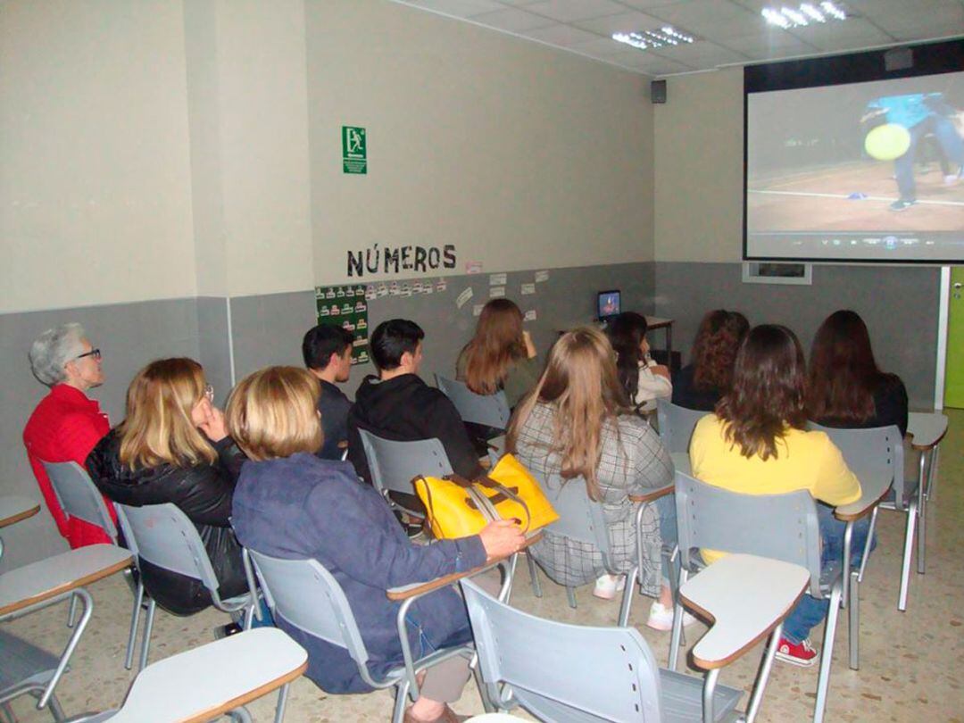 Foto d&#039;arxiu de Càritas presentant un dels seus projectes