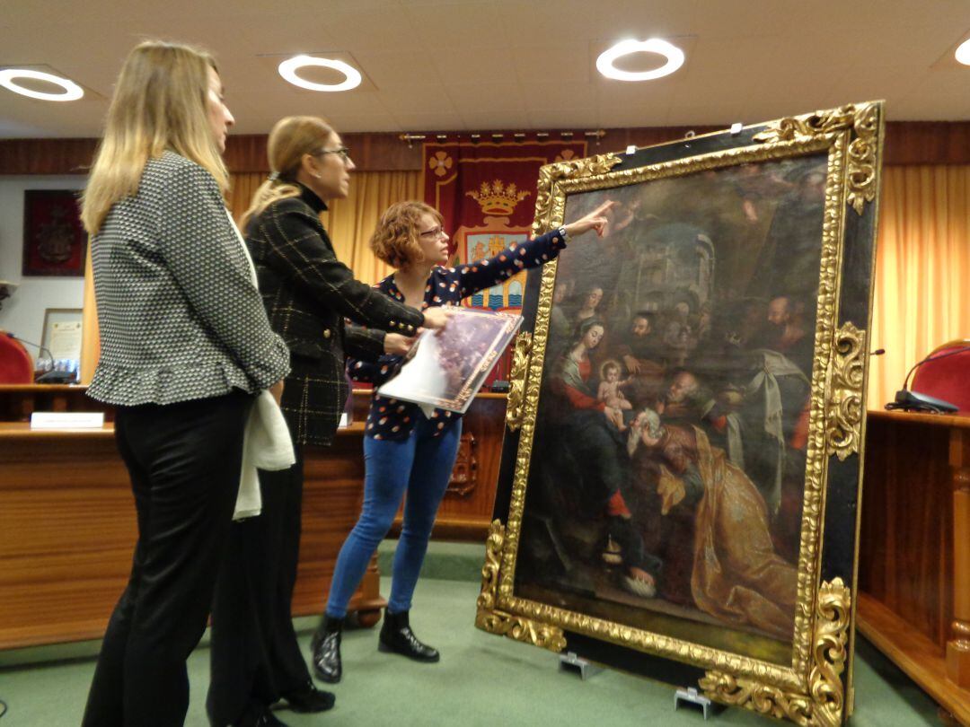 La restauradora comentra los detalles de su trabajo a la alcaldesa y la concejal de Turismo, Celia Bombín