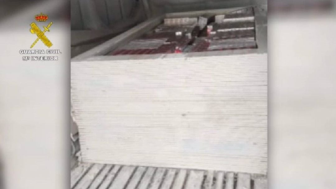 Tabaco oculto entre las placas de pladur.