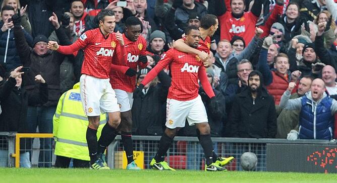 Robin Van Persie, Danny Welbeck, Patrice Evra y Rio Ferdinand celebran el segundo gol del United ante el Liverpool en Old Trafford