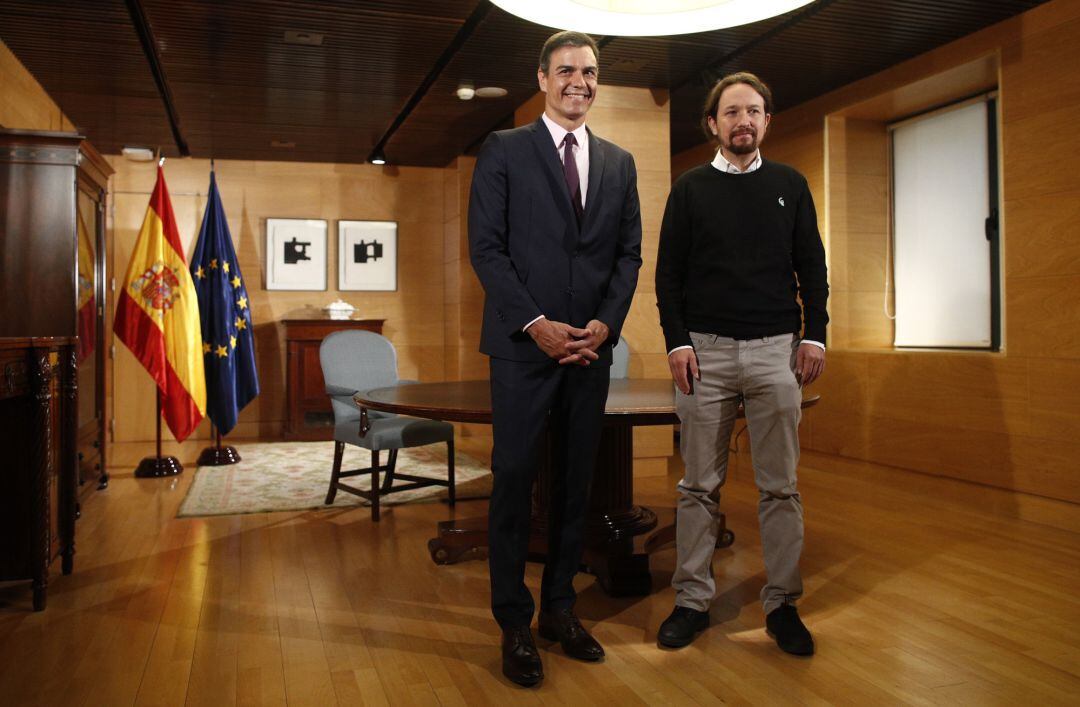 El presidente del Gobierno en funciones, Pedro Sánchez, y el secretario general de Podemos, Pablo Iglesias, en el Congreso de los Diputados.