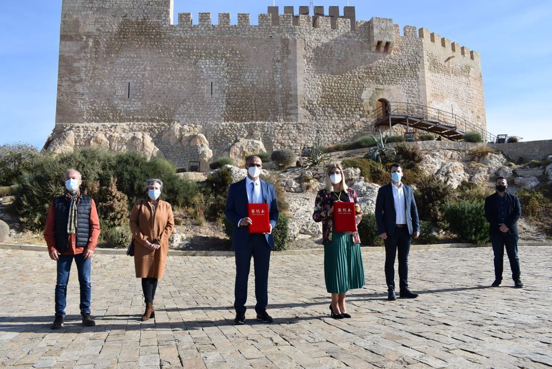 La alcaldesa de Petrer junto con los portavoces del Ayuntamiento y el empresario Javier Torá tras la firma del convenio en el Castillo 