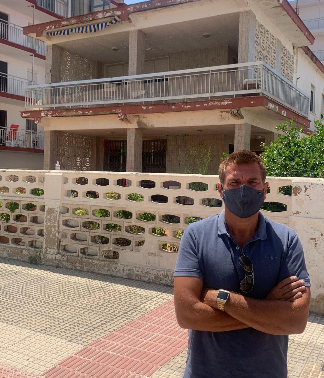 Pascal Renolt frente una casa ocupada en Gandia 