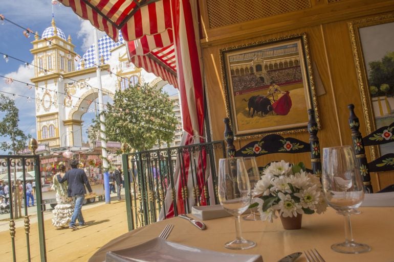 Interior de una de las casetas del Real el último día de la Feria de Abril. 