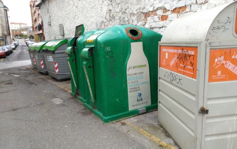 Archivo - Contenedores de basura en la calle Arturo Dúo.