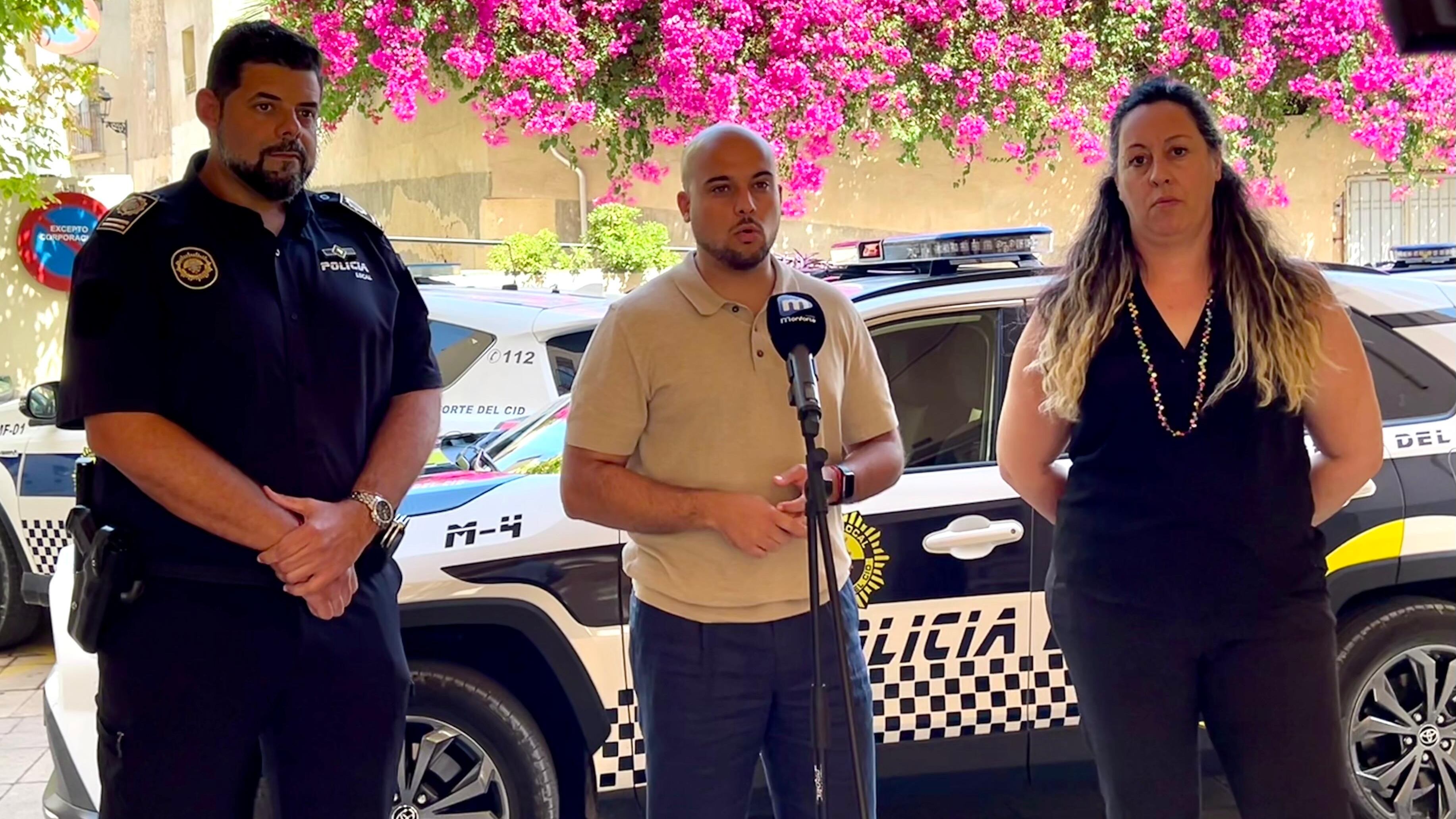 Juan Antonio Muñoz, jefe e inspector de la Policía Local ;  Juan José Hernández, alcalde y Mari Carmen Ramírez, concejala de Seguridad y Tráfico junto al nuevo vehículo