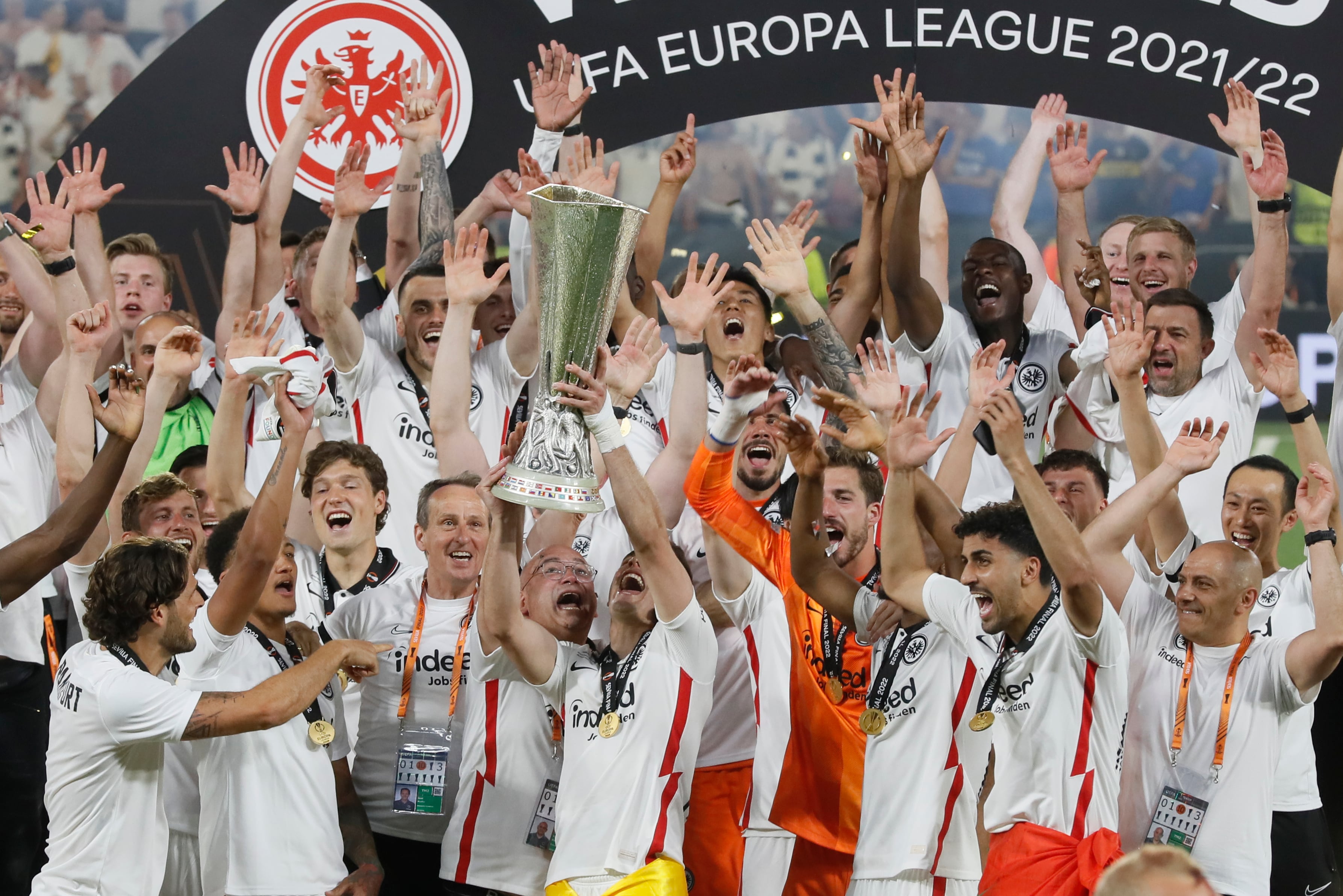 SEVILLA, 18/05/2022.- Los jugadores del Eintracht Fráncfort celebran con el trofeo, tras vencer al Glasgow Rangers en la final de la Liga Europa disputada este miércoles en el estadio Ramón Sánchez-Pizjuán, en Sevilla. EFE/José Manuel Vidal.
