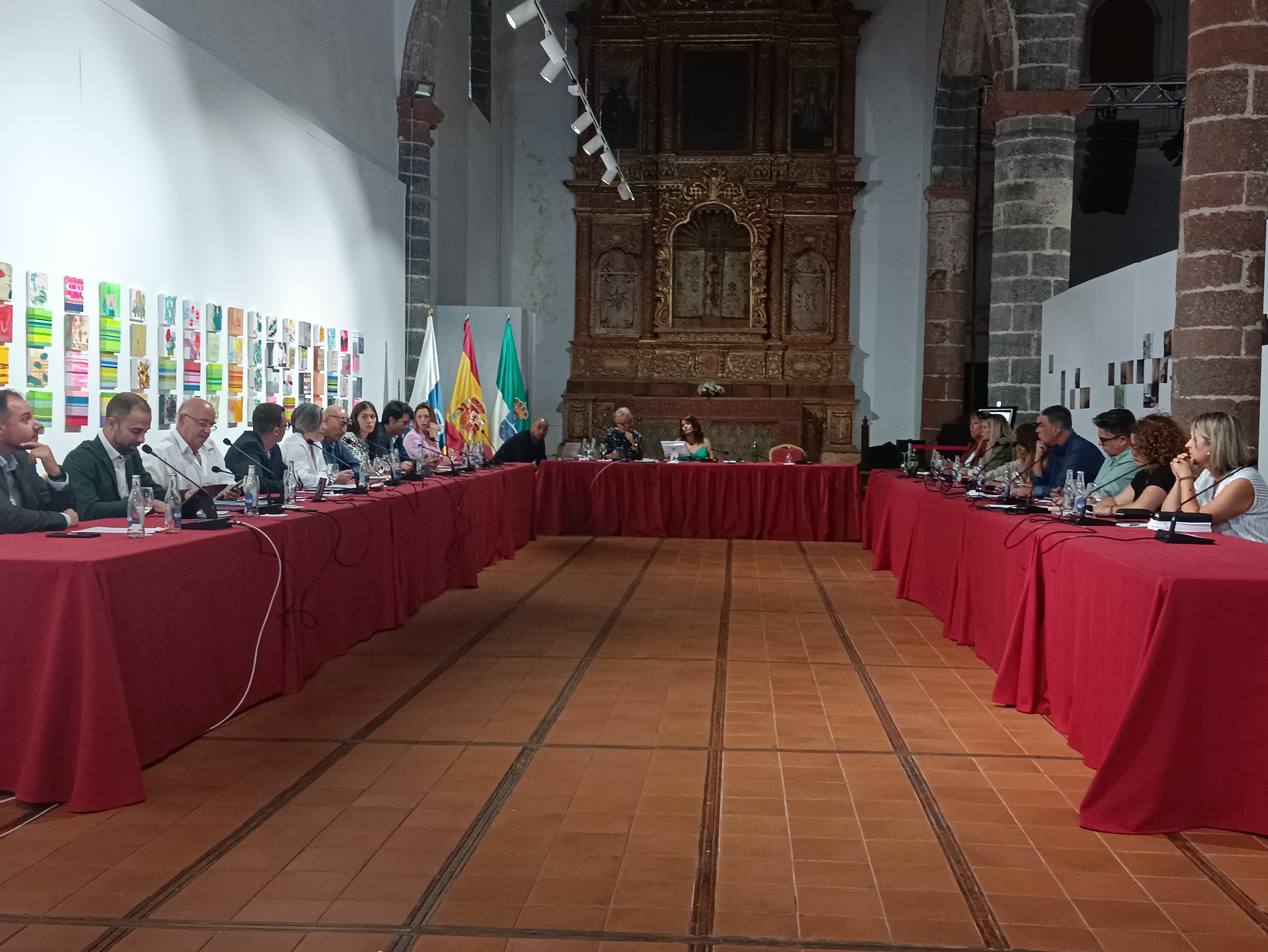 Un momento del pleno del Ayuntamiento de Teguise.