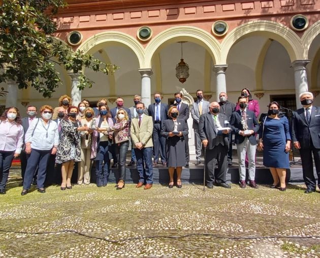 Foto de familia tras la entrega de los Premios Nazareno 2021 en el Ayuntamiento de Granada