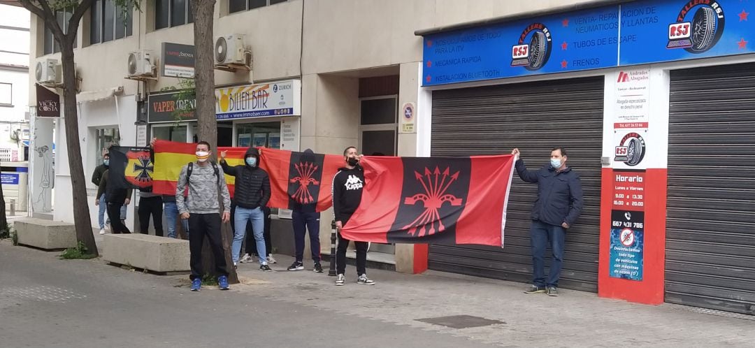 Esperando la llegada de Gabriel Rufián.