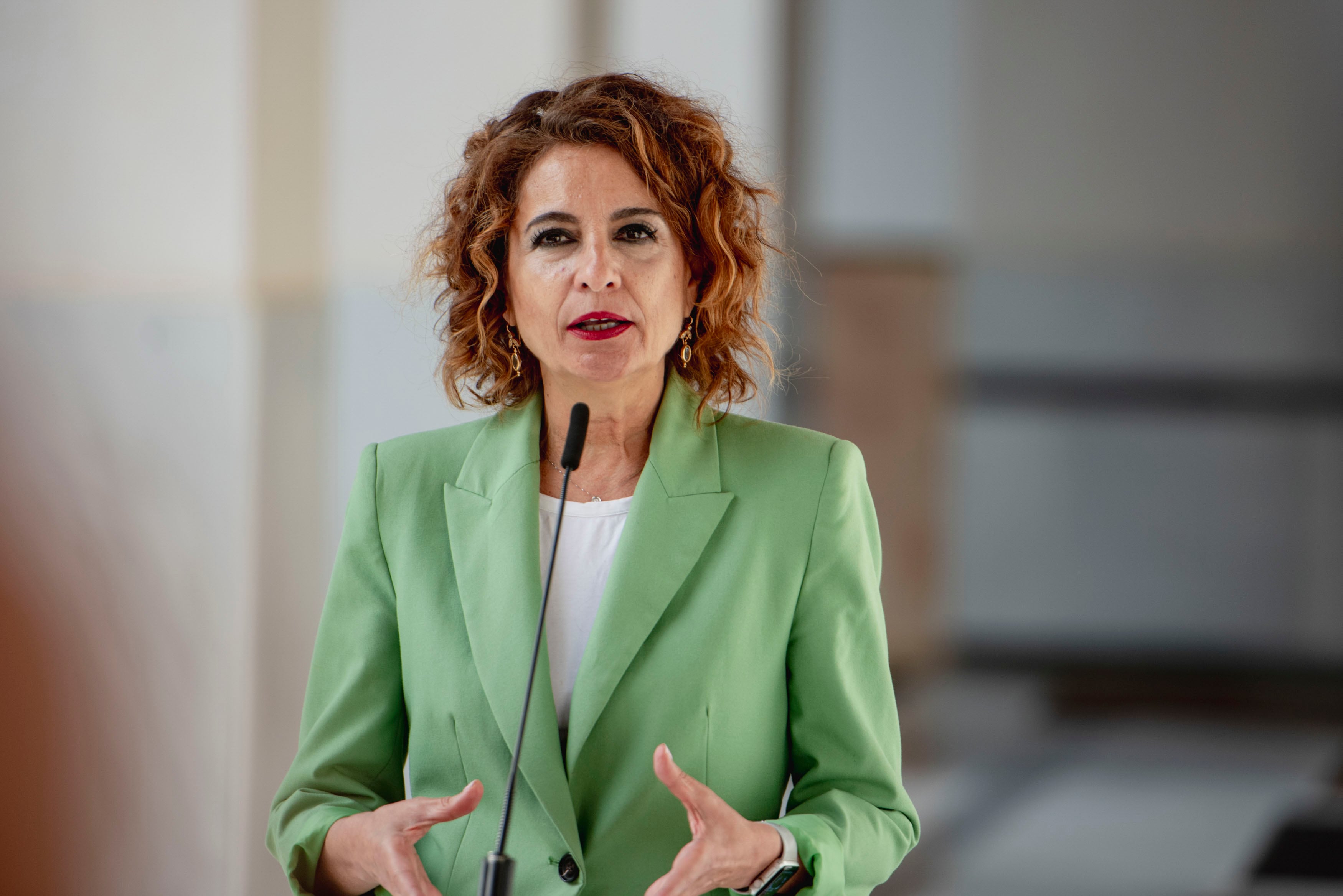 SEVILLA, 08/04/2026,- La secretaria general del PSOE-A y candidata a la Presidencia de la Junta de Andalucía, María Jesús Montero ha pedido "dejar trabajar" a su formación en la elaboración de sus listas para las elecciones autonómicas del 17 de mayo, y ha apostillado: "No designamos por dedo" a preguntas de los periodistas en el Parlamento andaluz con motivo de la firma con las Mareas Blancas de Andalucía del manifiesto para recuperar la sanidad pública. EFE/ Mauri Buhigas