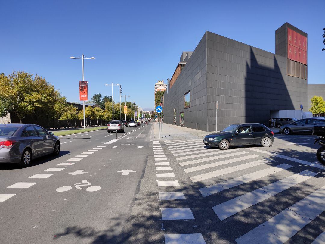 Lugar en el que los coches tienen que cruzar el carril bici en la Avenida del Ejército para poder acceder a su carril.