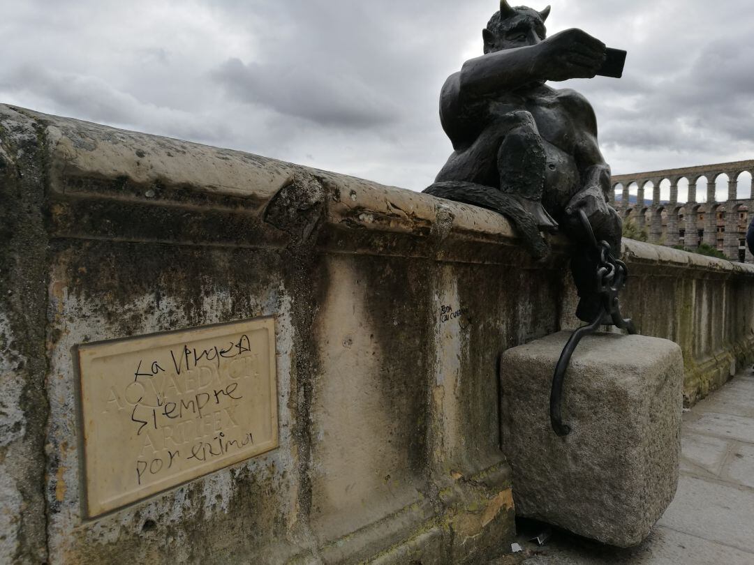 Pintada en la placa del diablillo