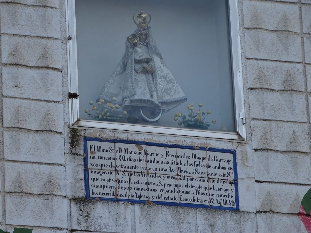 Imagen de la Virgen en la fachada de la cooperativa