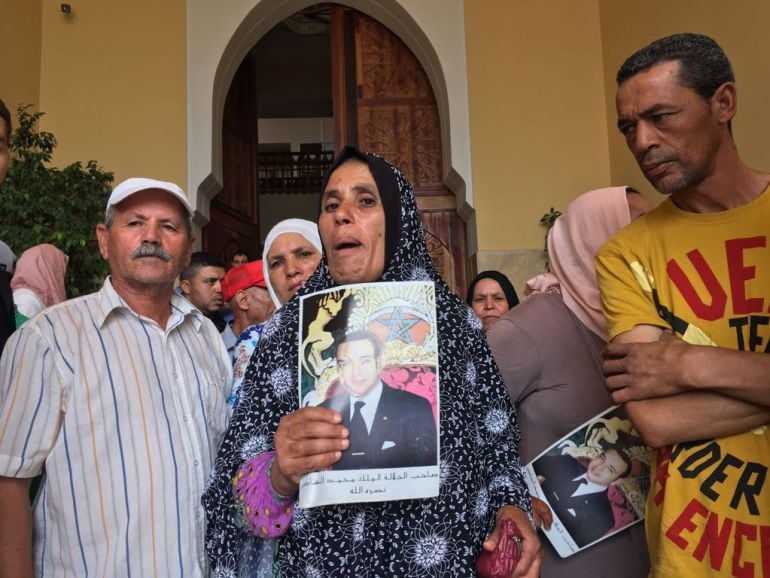 Familiares de los sospechosos detenidos con la foto de Mohamed VI, a quien imploran justicia.