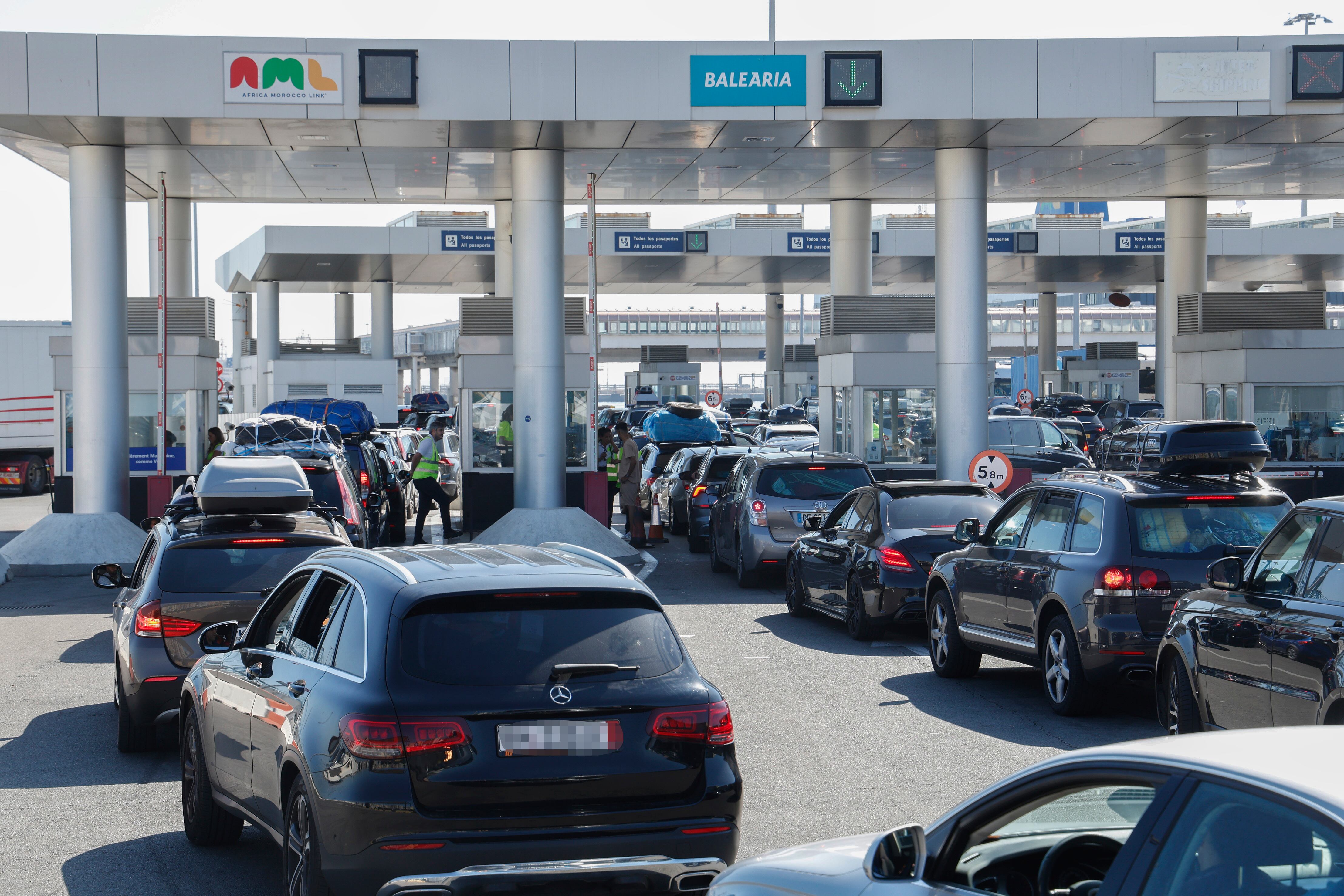 ALGECIRAS (CÁDIZ), 27/07/2025.- Vehículos esperan en la zona de preembarque en el puerto de Algeciras (Cádiz) para poder embarcar con rumbo a Marruecos para pasar las vacaciones de verano, en la denominada Operación Paso del Estrecho. EFE/ A.Carrasco Ragel