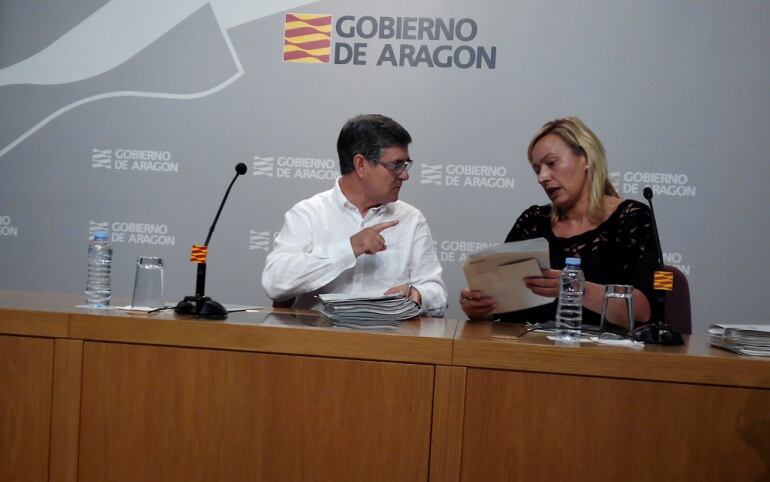 Los consejeros Vicente Guillen y Marta Gastón, momentos antes de la rueda de prensa para explicar los acuerdos del Consejo de Gobierno