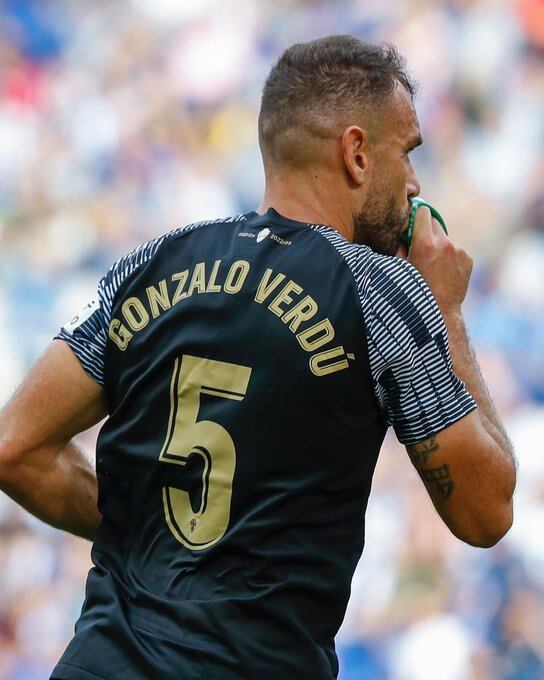 Gonzalo Verdú besa el brazalete de capitán tras marcar un gol al Espanyol