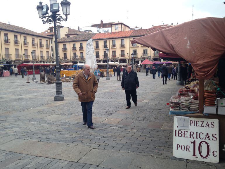 Mercado de artesanía y gastronomía en la Plaza Mayor de Palencia